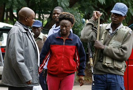 Jestina Mukoko (au centre), à son arrivée au tribunal d'instance d'Harare, le 24 décembre 2008.(Photo : AFP)