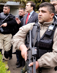 Le président géorgien, Mikheïl Saakachvili (2e g), entrant dans la base militaire de Moukhrovani, à l'est de Tbilissi, le 5 mai 2009.(Photo : Reuters)