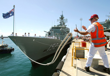 Près de Perth, le navire australien <em>HMAS Waramunga </em>largue les amarres à destination du golfe d'Aden.(Photo : Reuters)