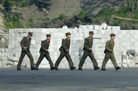 Des militaires nord-coréens surveillent la frontière avec la Chine au lendemain du deuxième essai nucléaire mené par la Corée du Nord, le 26 mai 2009.( Photo : Reuters )