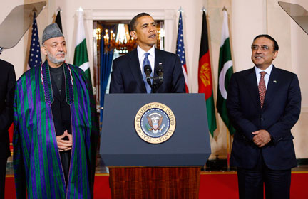 Le président américain Barack Obama est entouré de ses homologues afghan, Hamid Karzaï (à gauche), et pakistanais, Asif Ali Zardari (à droite), le 6 mai 2009 à la Maison Blanche.(Photo : Reuters)