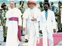 Le président Omar Bongo accueillant le Pape Jean-Paul II lors de son arrivée.(Photo : Présidence du Gabon)