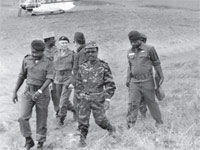Le président gabonais, Omar Bongo, et les troupes franco-gabonaises à Port Gentil.(Photo : Présidence du Gabon)