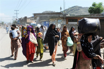 Plusieurs dizaines de milliers de civils ont profité du couvre-feu du 15 mai 2009 pour quitter Mingora, chef-lieu de la vallée de Swat. (Photo : AFP)