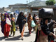 Plusieurs dizaines de milliers de civils ont profité du couvre-feu du 15 mai 2009, pour quitter Mingora, chef-lieu de la vallée de Swat. 
(Photo : AFP)