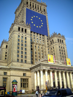 A Varsovie, le Palais de la culture et de la science, offert par Staline aux polonais, se met aux couleurs de l'Europe. Photo : Frédérique Lebel