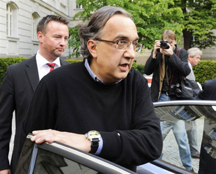 Sergio Marcchionne, Pdg de Fiat, quitte le ministère de l'Economie après son entretien avec le ministre allemand de l'Economie, Karl-Theodor zu Guttenberg, à Berlin, le 4 mai 2009. (Photo : AFP)