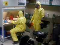Des chercheurs philippins testent un kit médical américain qui permettrait de déterminer la présence du virus H1N1.(Photo : Reuters)