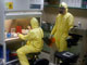Des chercheurs philippins testent un kit médical&nbsp;américain qui permettrait de déterminer la présence du virus H1N1.(Photo : Reuters)