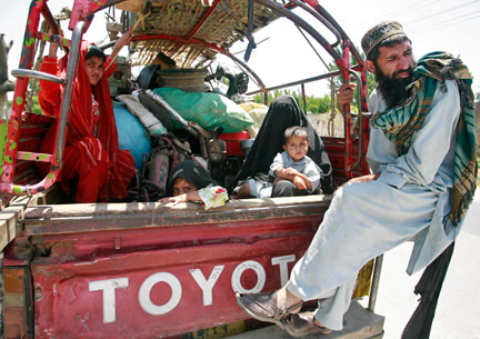 Des milliers d'habitants de la vallée pakistanaise de Swat profitent de la levée temporaire du couvre-feu pour fuir les combats entre l'armée pakistanaise et les talibans.( Photo : Reuters )