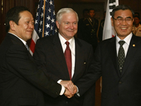 Les trois ministres de la Défense américain, japonais et coréen&nbsp;: Robert Gates&nbsp;(c), Yasukazu Hamada&nbsp;(g) et Lee Sang-he&nbsp;(d), lors d'une conférence régionale sur la Sécurité à Singapour, le 30&nbsp;mai 2009.(Photo : Reuters)