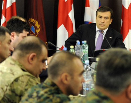 Le président géorgien Mikheïl Saakachvili lors d'une réunion avec des responsables militaires, le 6 mai 2009, à Tbilissi. C'est près de la capitale géorgienne que l'OTAN a lancé mercredi des exercices militaires, prévus jusqu'au 1er juin.(Photo : AFP)