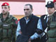 Salvatore Collucio, le chef présumé de la mafia calabraise 'Ndrangheta', escorté par deux membres de la police spéciale dans le sud de l'Italie, le 10 mai 2009.(Photo : AFP)