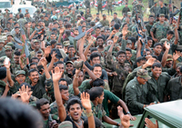 Des soldats sri-lankais célèbrent leur victoire contre les Tigres Tamouls, le 19&nbsp;mai 2009.(Photo : Reuters)