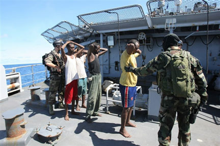 Les soldats français et les 11 pirates somaliens qu'ils ont capturé, à bord du <em>Nivôse</em>, ce dimanche 3 mai 2009.(Photo : AFP)