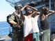 Les soldats français et les 11 pirates somaliens qu'ils ont capturé, à bord du <em>Nivôse</em>, ce dimanche 3 mai 2009.(Photo : AFP)