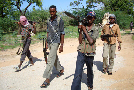 Des miliciens islamistes sur une route de Mogadiscio, le 25 mai 2009.( Photo : Reuters )