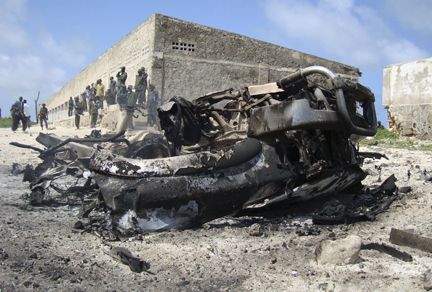 Les restes de la voiture piégée ayant explosé et tué sept personnes à Mogadiscio, dimanche 24 mai.(Photo : Reuters)