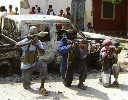 Des combattants des milices islamistes somaliennes posant pour les médias, dans le sud de la capitale Mogadiscio, le 10 mai 2009.(Photo : Reuters)