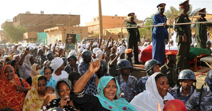 Les funérailles de l'ex-président soudanais Gaafar al-Nimeiri, au pouvoir de 1969 à 1985, ont eu lieu dimanche à Omdurman, ville jumelle de Khartoum, le 31 mai 2009. 
(Photo : AFP)