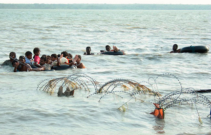 Des civils fuient les zones de combat à la nage, le 15 mai 2009.( Photo : Reuters )