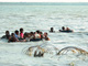 Des civils fuient les zones de combat à la nage, le 15 mai 2009.( Photo : Reuters )