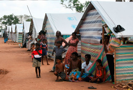 Des civils tamouls dans le camps de déplacés de Menikfam Vanni, près de Chettekulam, au nord du Sri Lanka, le 1er mai 2009.    (Photo : Reuters)
