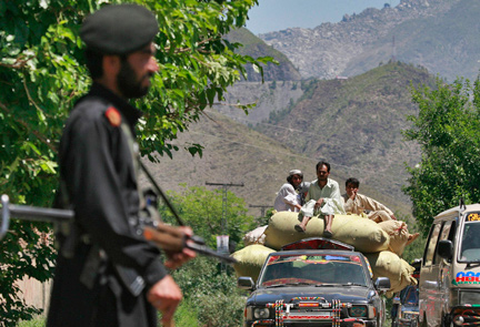 Des hommes fuient les zones de combat dans la vallée de Swat et ses environs, dans le nord-ouest du Pakistan, le 13 mai 2009.( Photo : Reuters )