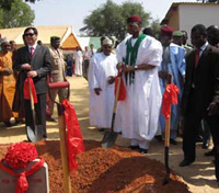 Le président nigérien Mamadou Tandja a procédé le 5 novembre 2007 à la pose de la première pierre donnant ainsi le coup d’envoi de la construction du deuxième pont à Niamey.(Photo : site officiel de la présidence de la République du Niger)