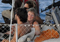L'équipage du « Tanit », dont Chloé Lemaçon (c), lors de leur capture, en avril 2008, par des pirates somaliens.(Photo : AFP)