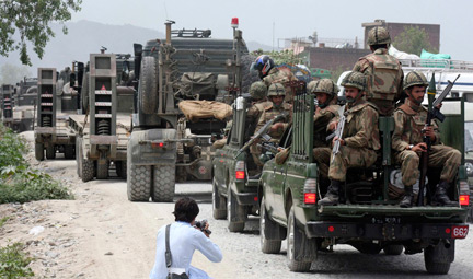 Des troupes de l'armée pakistanaise se dirigent vers la vallée de Swat, dans le nord-ouest du pays, le 8 mai 2009. (Photo : Reuters)