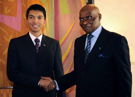 Le président de la Haute Autorité de transition malgache, Andry Rajoelina (g), lors de sa rencontre avec le président sénégalais, Abdoulaye Wade (d), à Dakar, le 28 mai 2009.(Photo : AFP)