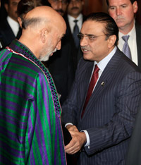 Le président pakistanais, Asif Ali Zardari (d) et le président afghan, Hamid Karzaï (g), à Washington, le 8 mai 2009.(Photo : Reuters)