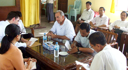 John Yettaw (au centre) a rencontré des diplomates américains, le 13 mai 2009.( Photo : Reuters )