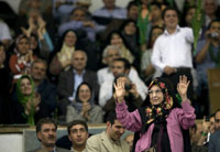 Zahra Rahnavard (d), épouse de l'ancien Premier ministre iranien Mir Hosein Musavi, devant les sympathisants du candidat présidentiel dans un stade à Téhéran, le 23 mai 2009.(Photo : Reuters)