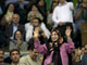 Zahra Rahnavard (d), épouse de l'ancien Premier ministre iranien Mir Hosein Musavi, devant les sympathisants du candidat présidentiel dans un stade à Téhéran, le 23 mai 2009.(Photo : Reuters)