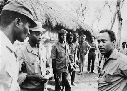 Luis Cabral (d), président de la République de Guinée Bissau et vice-président du Parti africain pour l'indépendance de la Guinée-Bissau et du Cap-Vert (PAIGC), s'entretient avec des soldats de l'Armée de Libération en juin 1974.(Photo : AFP)