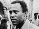 Luis Cabral (d), président de la République de Guinée Bissau et vice-président du Parti africain pour l'indépendance de la Guinée-Bissau et du Cap-Vert (PAIGC), s'entretient avec des soldats de l'Armée de Libération en juin 1974.(Photo : AFP°
