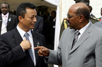 Le président malgache déchu Marc Ravalomanana (G) discute avec le président soudanais Omar el-Béchir lors du Comesa le 8 juin 2009.(Photo : Desmond Kwande/AFP)