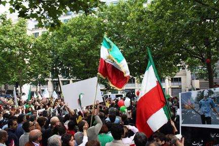 Manifestation de soutien au peuple iranien, place d'Iéna, à Paris, le 21 juin 2009.(Photo : Armine Torabi)