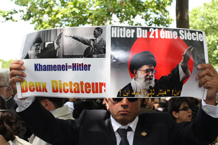 Un manifestant tenant une affiche contre l'ayatollah, place d'Iéna, à Paris, le 21 juin 2009.(Photo : Armine Torabi)
