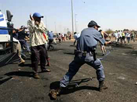 Affrontements entre la police et des manifestants, à Soweto en Afrique du Sud.  (Photo : AFP)