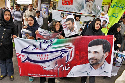Les partisans du président iranien, Mahmoud Ahmadinejad fêtent sa victoire dans les rues de Téhéran, le 13 juin 2009.  (Photo : AFP)