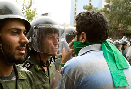 Un partisan du candidat Moussavi lors d'une manifestation à Téhéran, le 13 juin 2009.(Photo: Reuters)