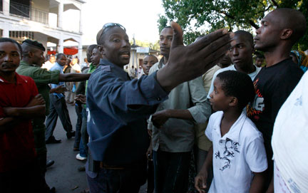 Des famiiles se sont pressées à l'aéroport de Moroni pour s' informer après la catastrophe, le 30 juin 2009.(Photo: Reuters)