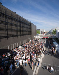 Entrée du Salon Emmaüs 2008, au Parc des expositions de la Porte de Versailles à Paris (Photo : Godefroy/ Emmaüs France)