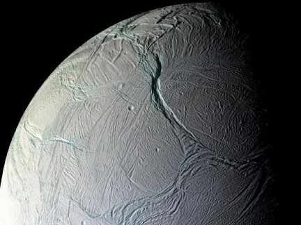 La surface d'Encelade est couverte de marques d'activité tectonique.© Nasa