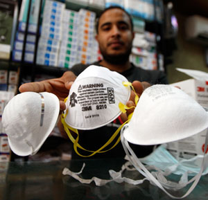 Des masques sont en vente dans les pharmacies du Caire.(Photo: Reuters)