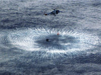 Un hélicoptère de l'armée brésilienne récupère des débris dans l'océan Atlantique.(Photo : Reuters)