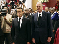 Le président français, Nicolas Sarkozy (g) et l'ancien président français, Jacques Chirac ont rendu hommage au président défunt Omar Bongo.(Photo : Reuters)